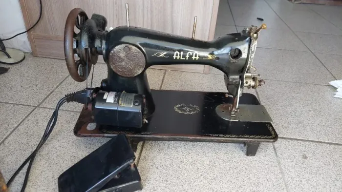 Maquina de costura antiga, Funcionando perfeitamente.