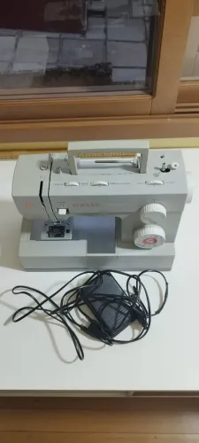Máquina Singer 4423 220 V