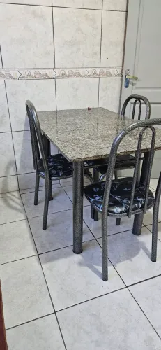 Mesa de mármore com 4 cadeiras