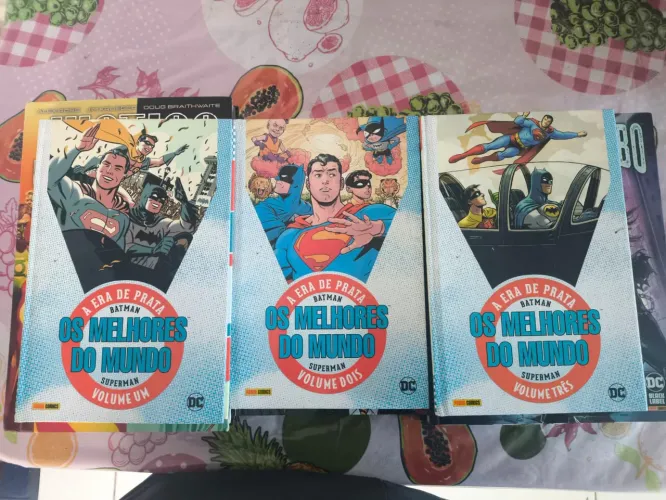 LOTE DE HISTÓRIAS EM QUADRINHOS (HQs) DC COMICS - 11 VOLUMES