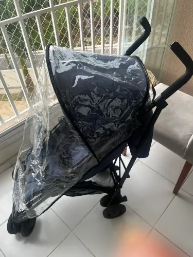 Carrinho de bebê da Chico com protetor de chuva