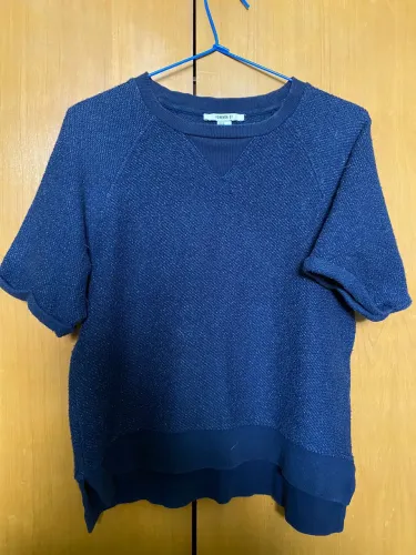 Blusa de tricô azul-marinho de manga curta