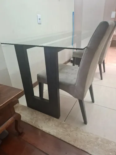 Mesa de Jantar 1,80m (6 Lugares) - Vidro e Base Madeira + 2 Cadeiras