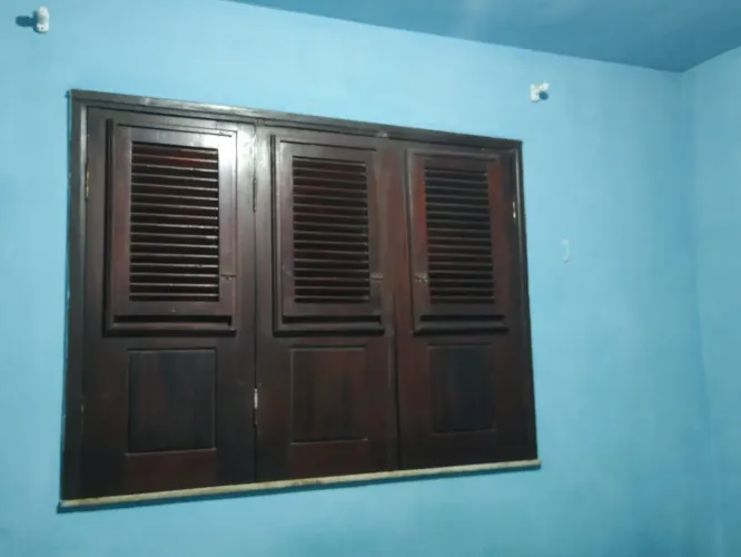 Janela de madeira maciça com 3 folhas 