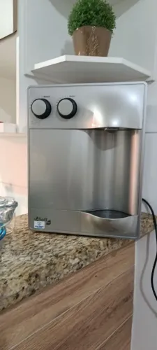 Bebedouro e purificador de água .