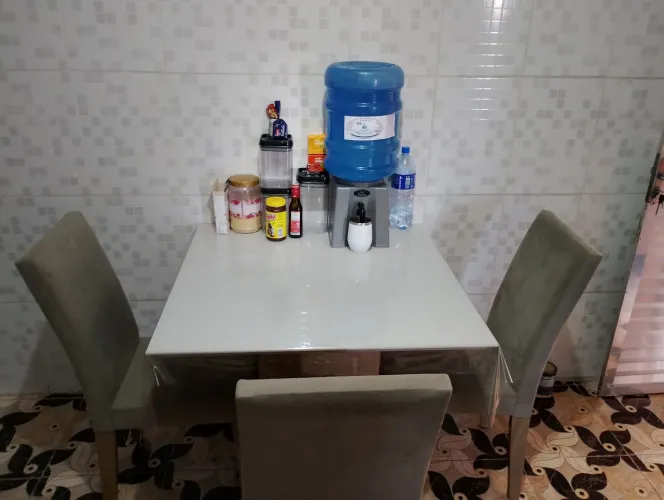 Mesa de vidro com 4 cadeiras