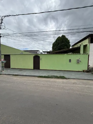 Vende-se casa com piscina no Jardim Tropical
