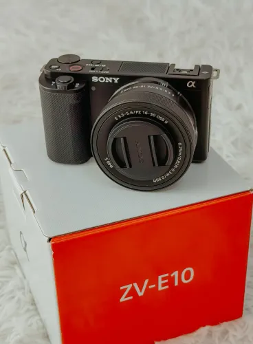 CÂMERA SEM ESPELHO SONY ZV-E10 COM LENTE 16-50MM (ZV-E10)