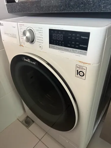 Máquina de lavar roupa LG lava e seca.