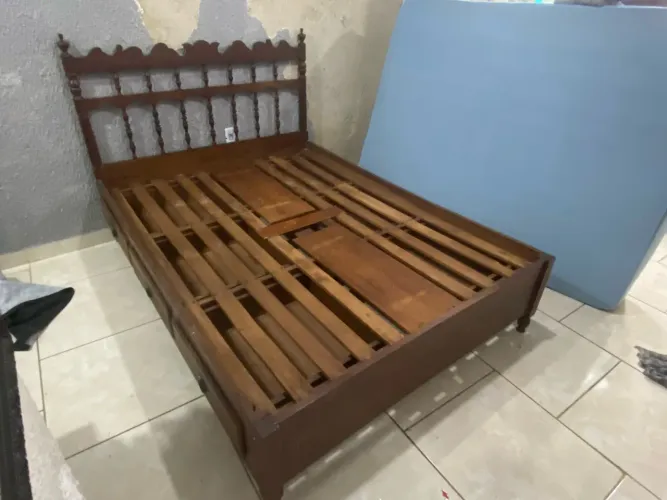 Cama de Casal em Madeira Maciça com Gavetas - Estilo Colonial