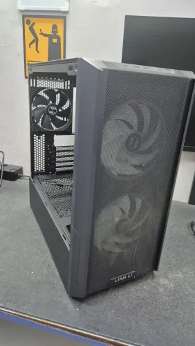Gabinete Gamer Lian Li sem tampa de vidro