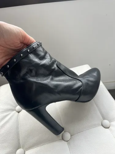 Bota cano curto preta courino, salto alto