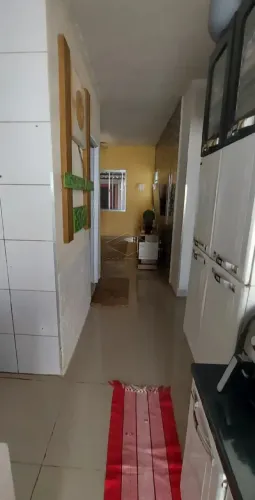 Fica na parte alta, perto de escola e supermercado e praça