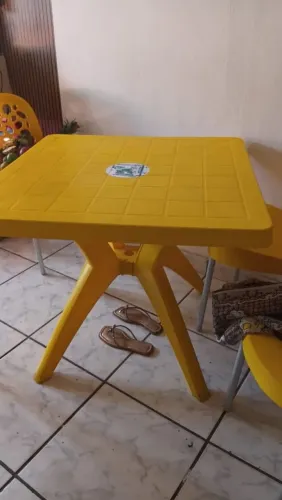 Mesa com 4 cadeira