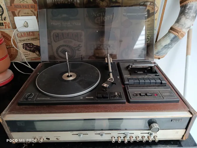 Rádio toca disco e toca fitas antigos.