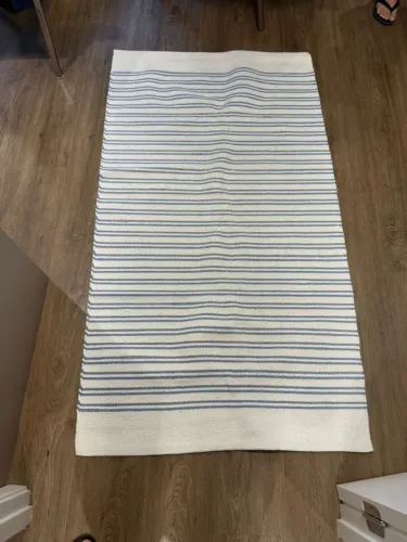 Tapete Médio Listrado Azul e Branco em Tecido
