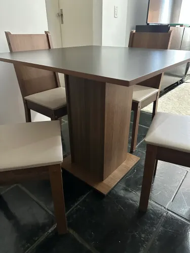 Mesa de jantar c/ 4 cadeiras