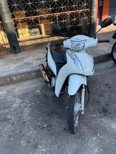 Vende-se biz branca 110 ano 2022 tel * 