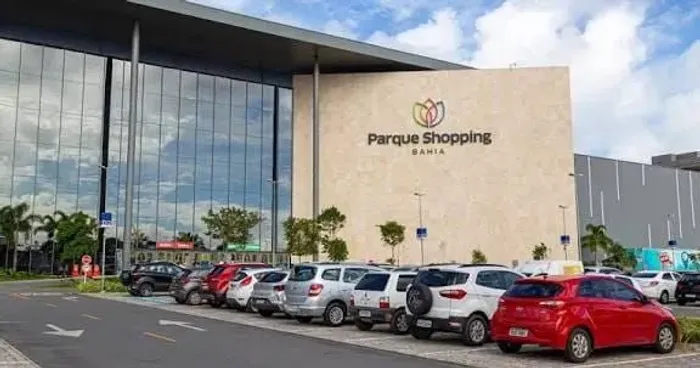 Aluga-se casa 2/4 com suíte, próxima ao Parque Shopping em Lauro de Freitas.