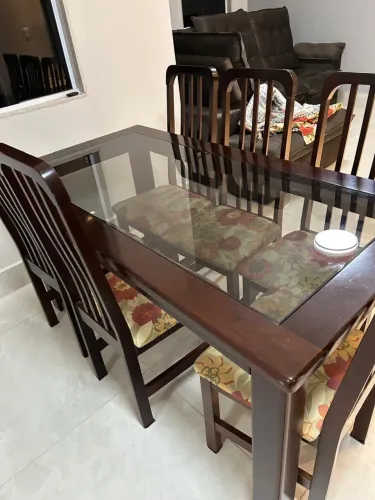 Mesa com tampo de vidro e 6 cadeiras