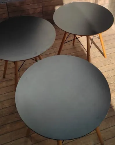 Conjunto de mesas eifell com tampo preto de 70 cm de diametro.