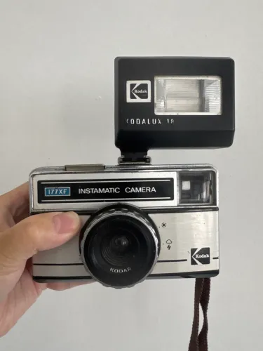 Câmera Vintage Kodak Instamatic 177XF + Flash Kodalux 18