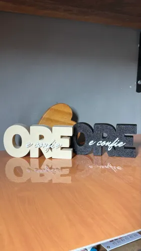 Letreiro ore e confie cores variadas