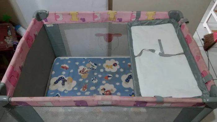 Berço Voyage cinza/rosa com colchão + chiqueirinho completo + piscina de bolinhas