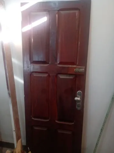 Vendo porta,grade e janelas de vidro