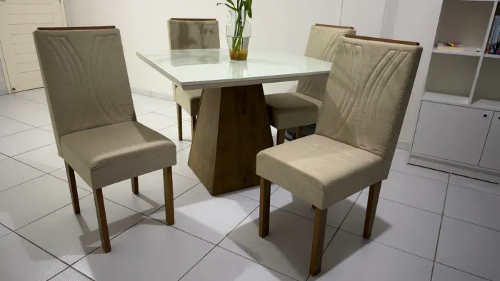 Mesa com quatro cadeiras 