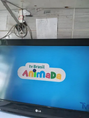 Tv lg 32 polegadas só com umas listrinhas na tela.