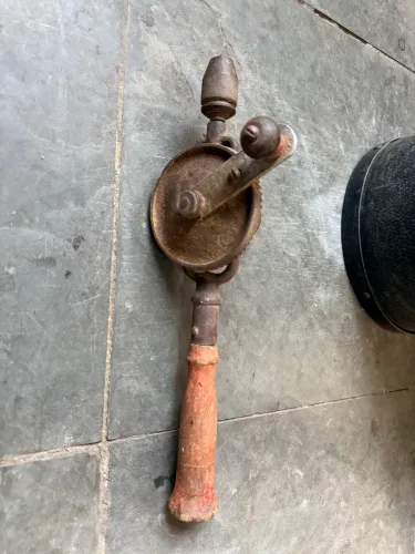 Furadeira manual