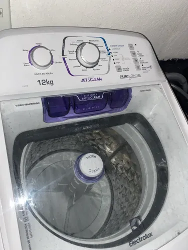 Vende-se maquinha de lavar, 12kg, perfeito estado, da Electrolux, 1 ano de uso.