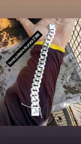 Vendo pulseira de prata com 17 MM.