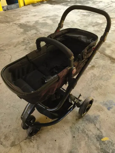 Vendo carinho de bebê semi novo com bebê conforto