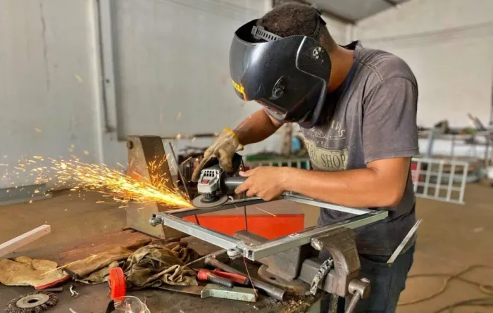 CONTRATE-SE SERRALHEIRO / SOLDADOR