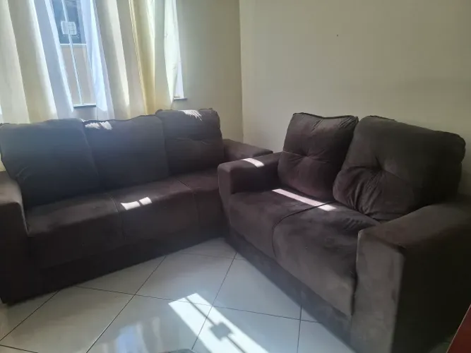 Vendo sofá conjunto de 2 e 3 lugares usado em estado de novo !