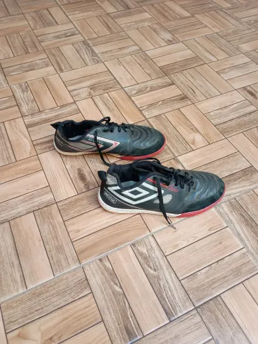 Chuteira society umbro original quadra
