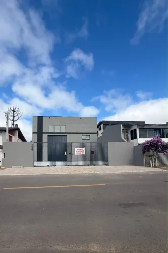 Barracão Novo Alto Padrão 420m² | Pé-Direito 7,5m | Piso Industrial | Iná | Aluga ou Vende