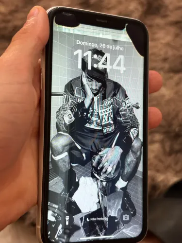 iPhone 11 quebrado para retirada de peças.