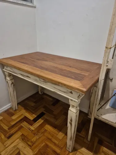 Mesa em madeira maciça patinada 