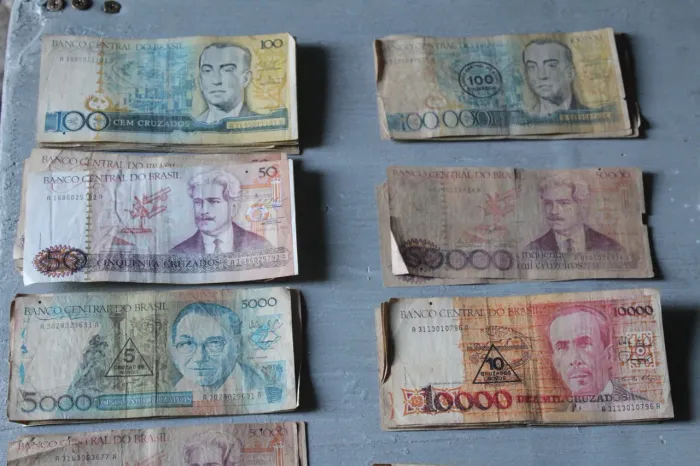 Lote de moedas e notas antigas 