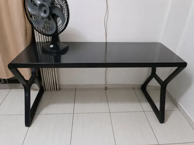 Mesa preta com vidro temperado