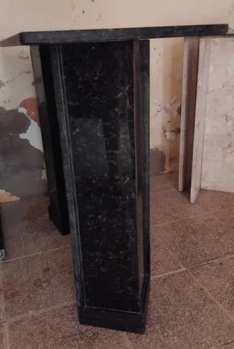 Mesa e tampo de granito ( tampo 90 de Altura por 40 de largura ) e( os pés 48 de Altura)