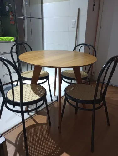 Mesa Abracasa com cadeiras