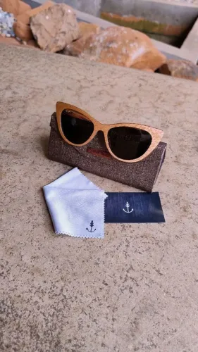 Óculos de Sol Modelo Gatinho Artesanal de Madeira da Sunset Wood