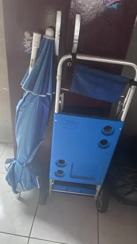 Carrinho de praia e guarda sol