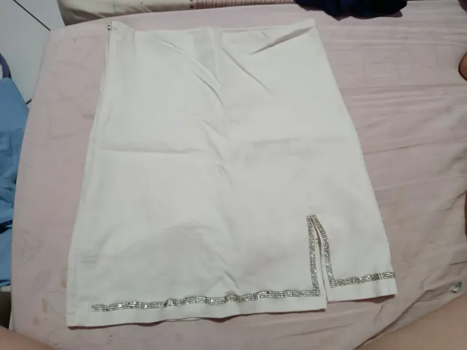 Short Saia Branco com Detalhe em Strass e Zíper Lateral 