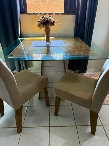 Mesa 4 cadeiras ( vendendo apenas a mesa )