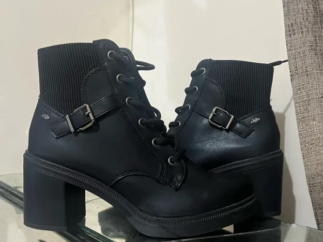 Bota preta cano médio com salto grosso - NOVA
